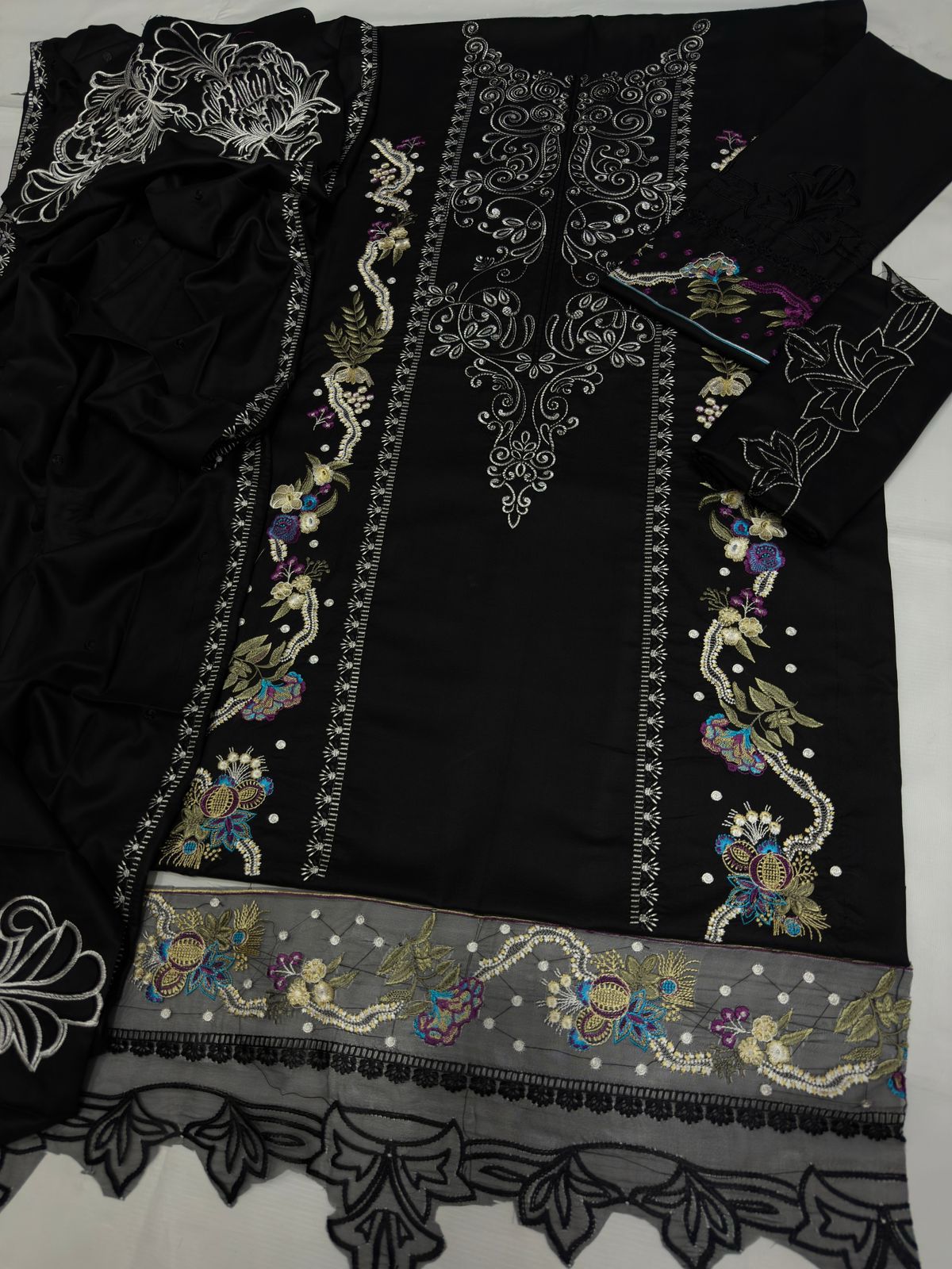 Code:5024-45 Category: 3 Piece Fabric: Pure Wool Dhanak