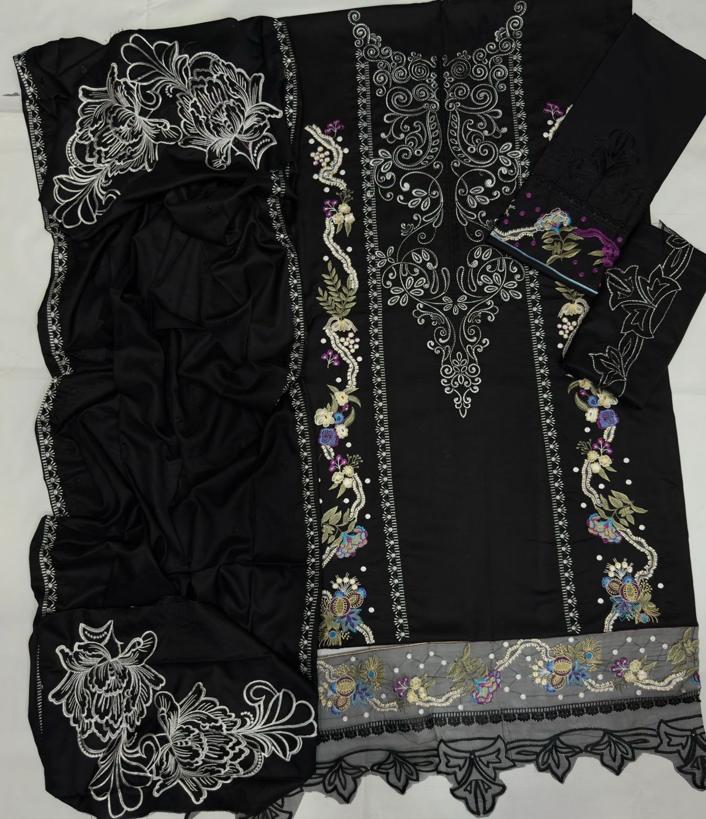 Code:5024-45 Category: 3 Piece Fabric: Pure Wool Dhanak